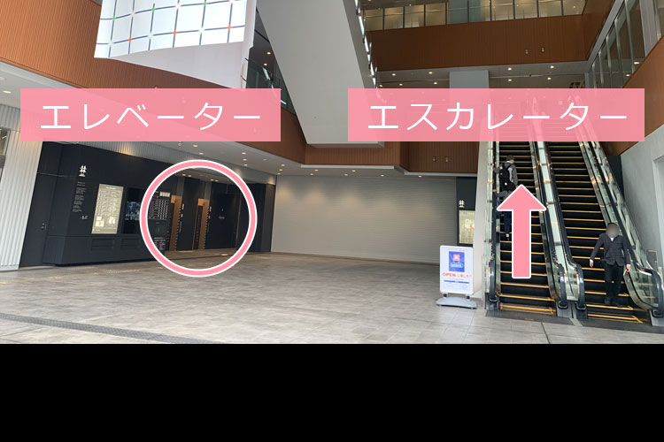 大宮門街大通り側正面入り口より、エスカレーターまたはエレベーターにて4階へ。